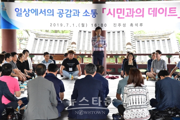 조규일 진주시장이 촉석루에서 시민들과 이야기를 나누고 있다.