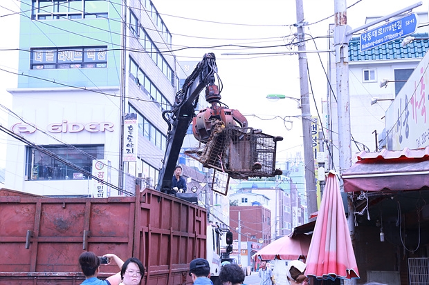 개들이 있던 철장을 철거하는 모습