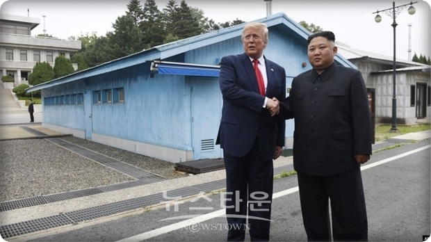 대북 강경파인 존 볼튼 국가안보 보좌관은 1일 자신의 트위터에 “NSC의 어떤 참모나 나도 북한의 핵 동결에 만족하는 어떤 바람에 대해서도 논의한 적도, 들어 본 적도 없다”면서 “이러한 보도는 대통령을 꼼짝 못하게 하려는 누군가에 의한 시도로 비난받을 만 하다”고 강하게 성토했다.