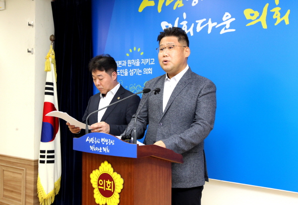 더불어민주당 대변인단이 제22차 주간정례 브리핑을 하고 있다.