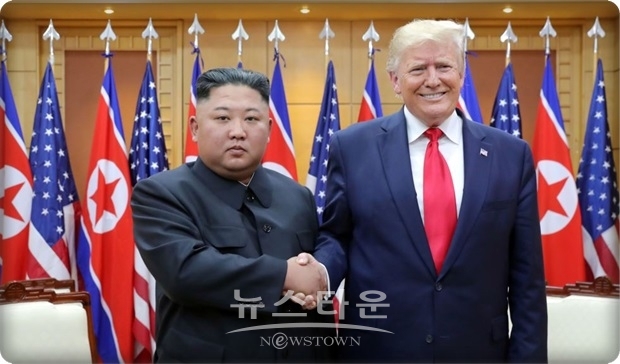 트럼프 대통령은 또 7월 중 재개될 것으로 보이는 미-북 실무협상에 대해서도 기대감을 내비쳤다. 그는 미국의 실무협상팀이 매우 오랫동안 지속적으로 해결되지 않은 문제의 해법을 찾기 위한 만남을 진행할 것이라며 그러나 ‘서두르지는 않겠다’는 기존의 입장을 유지하면서 “궁극적으로 해법에 도달할 것으로 확신한다”고 말했다.