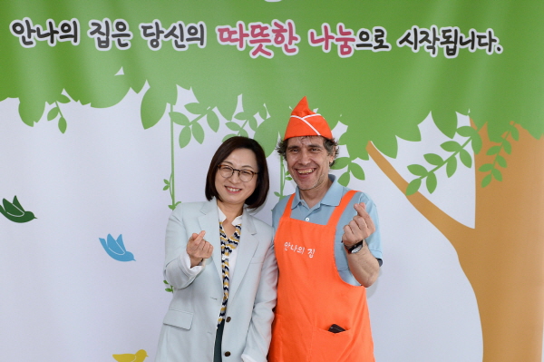 배식 봉사 후 은수미 성남시장(왼쪽)과 안나의 집 김하종 신부 기념사진