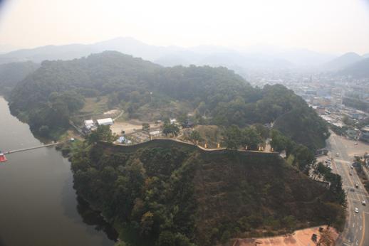 금강을 끼고 있는 공산성(세계유산)