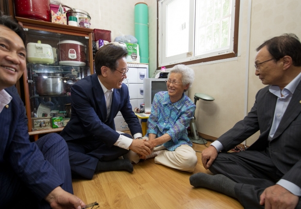 경기도 오산시의 폭염 취약계층(독거노인) 가정을 방문