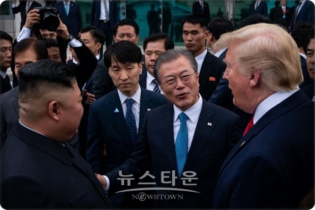 김정은 위원장은 트럼프 대통령의 면담 요청에 “놀랐다”면서, 미국 대통령이 북한에 대한 군사분계선(MDL)을 잠시 넘어온 것은 “매우 용감하고 단호한 행동(a very courageous and determined act)”이라고 말했다고 신문은 전했다.