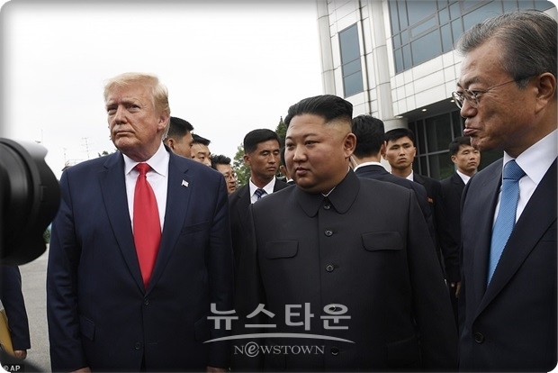 김정은 위원장과 트럼프 대통령은 하노이에서 합의를 향한 움직임이 멈추지 않았다는 것을 보여주었다. 트럼프 대통령은 김정은 위원장이 자신의 트윗글에 응했다고 자랑할 수 있고, 김 위원장은 미국 대통령이 북한에 발을 들여놓았다고 자랑할 수 있다. 그리고 문 대통령에 대해서는 관여는 좀 미미했지만 트럼프-김 회담을 가능하게 했다는 평가를 받을 것이다.