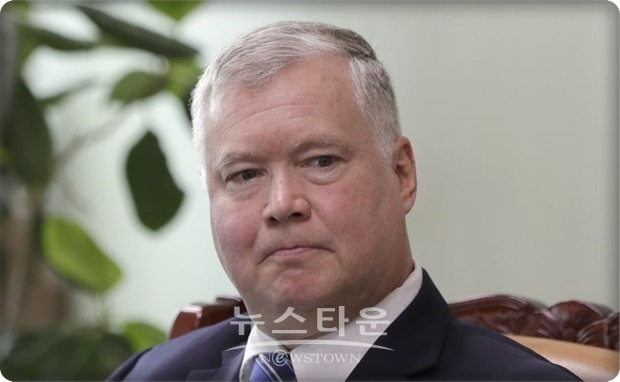 트럼프 대통령은 김정은 위원장과의 회동 뒤 가진 기자회견에서 마이크 폼페이오 국무장관이 주도하는 가운데 스티븐 비건 대북정책 특별대표가 북한과의 실무 협상에 나설 것이라고 밝혔다.