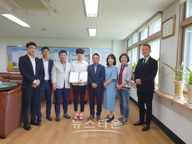 진주시 종합격투기협회 신명수 회장을 비롯해 초대 회장 강지훈(KBG특수경호단 대표), 이동훈 전무이사(야무짐체육관 본관 관장), 고연봉 이사(야무짐 1관 관장)와 학교 관계자 들이 참석한 가운데 전달됐다.