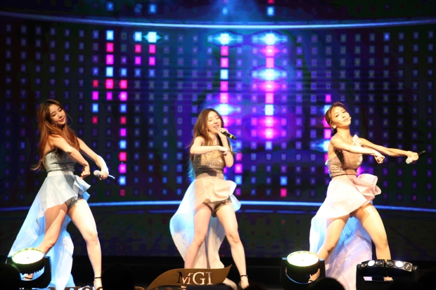 섹시한 율동과 노래로 대회 분위기를 Up시킨 걸그룹 블라블라