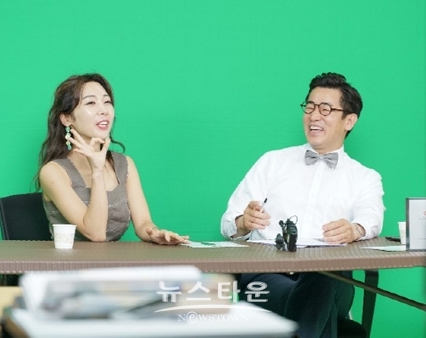 가수 홍시(왼쪽)와 MC 오혜성(오른쪽), '웃귀박쇼 유튜브 생방송'