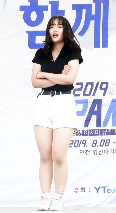 걸크러쉬 멤버 MC 보미 '보미쇼' 야외 특집 방송에 유명 걸그룹들과 무대를 겨룬 당찬 '크리에이터 연주(손연주)'