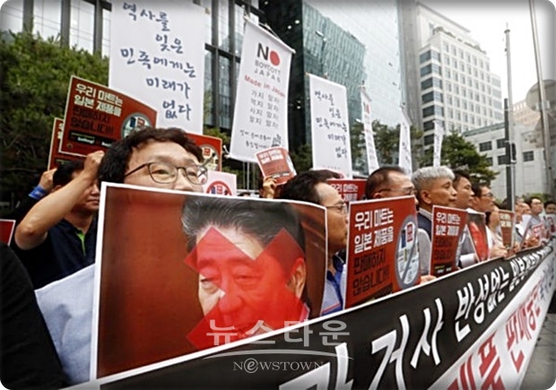 한국 측은 다양한 방법을 동원해 일본의 건전한 시민단체와 일부 야당 등 수출규제반대 분위기를 자연스럽게 조성할 필요 가 있다.