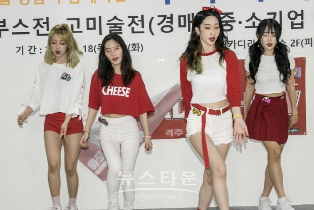 댄스팀 라르고 피카디리 엑스포 축하공연(김한정 기자)