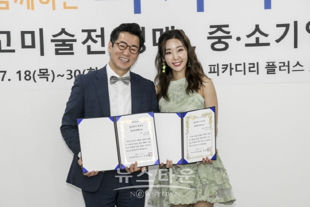 가수 홍시, ‘끌려 끌려’-피카디리 엑스포 축하공연(김한정 기자)