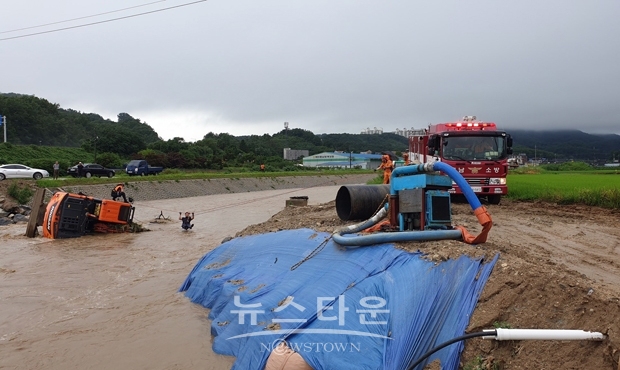 7월 25일 오전 12시 37분경 천안시 목천읍 천정리 하천에 고립된 굴삭기 기사를 천안동남소방서가 출동하여 안전하게 구조했다.