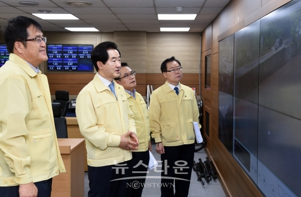 안병용시장과 홍귀선부시장, 정승우국장, 김덕현국장이 상황실을 방문하고 있다.