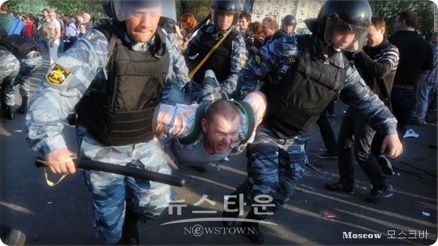 AP통신 보도에 따르면, 1300여 명이 구속되었고, 그 가운데 부상자가 나오고 있다.