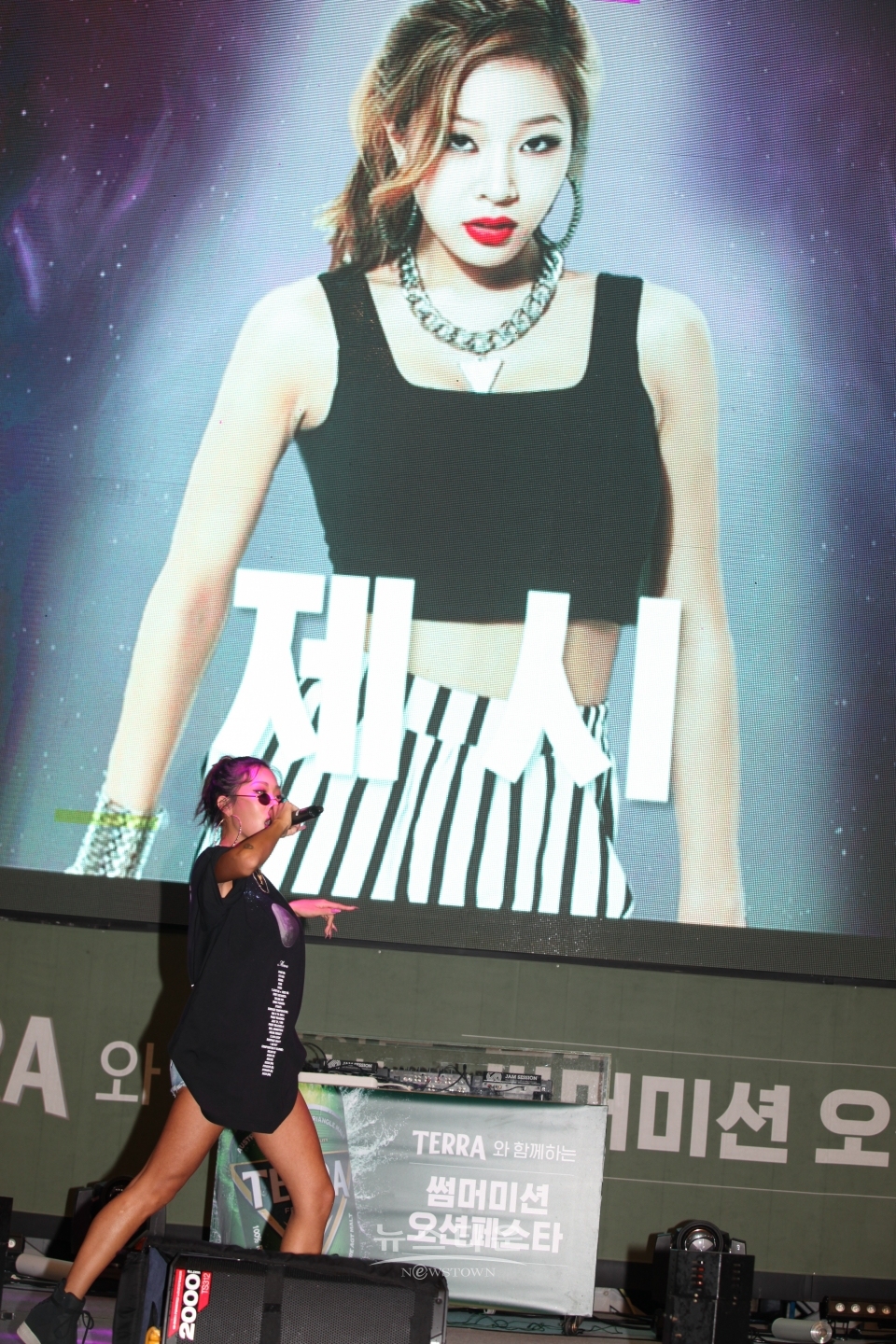 힙합계의 센언니 가수 제시의 등장으로 무대 열기가 고조되었다.