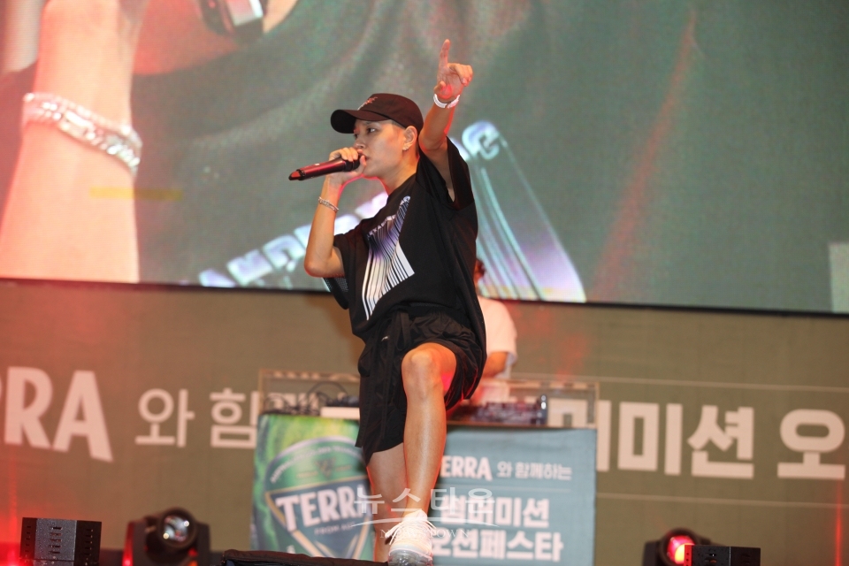 사이먼 도미닉 쌈디의 무대를 사로잡는 랩핑이 분위기를 압도했다.