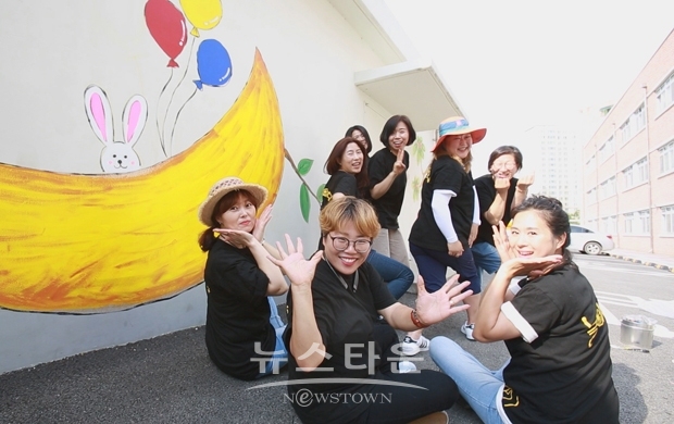 당찬사람들 23호 손은영씨(맨 앞 중앙)와 놀이서당 회원들