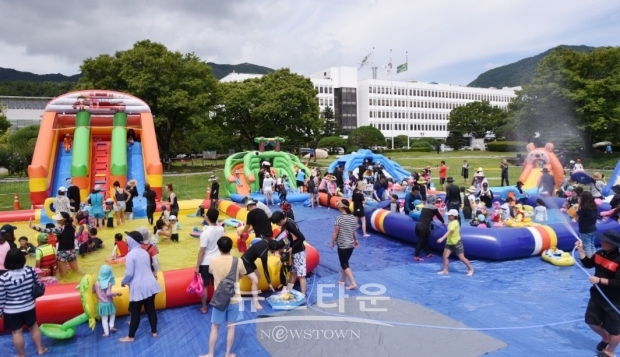 29일, 경남도청 물놀이장, 개장 첫날부터 인파 북적