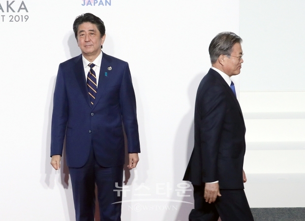 이러한 일본의 조치는 일본 정부가 불특정 보안상의 이유를 들었지만, 지난해 한국 대법원이 과거 전시 상황 당시 일본 기업들에 강제로 동원된 이른바 강제징용 피해자에 대한 배상 판결을 내린데 대한 일본의 반응 조치로 보인다고 로이터는 해석했다.