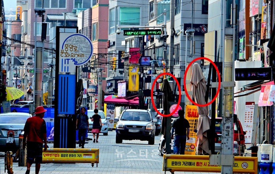 원주 중앙로 문화의 거리에 “대형 그늘막은 無用之物