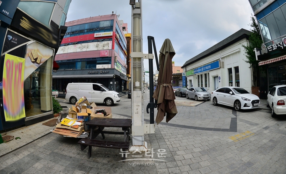 원주 중앙로 문화의 거리에 “대형 그늘막은 無用之物