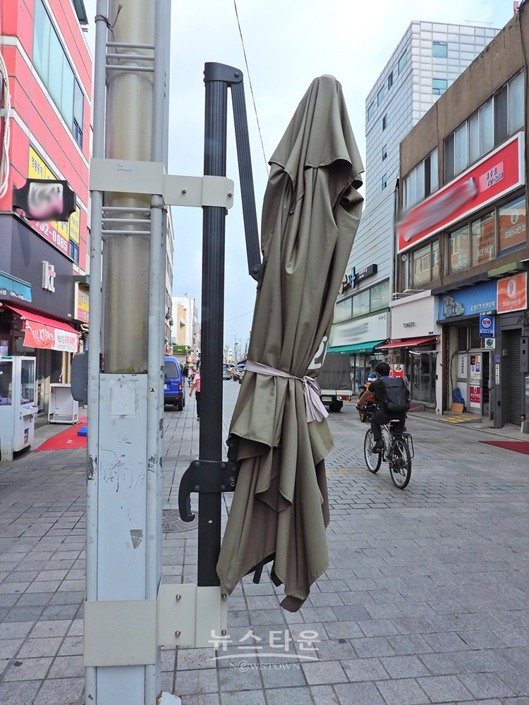 원주 중앙로 문화의 거리에 “대형 그늘막은 無用之物