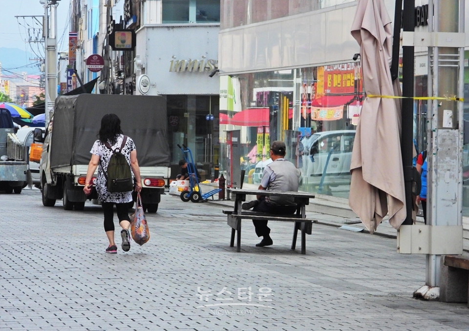 원주 중앙로 문화의 거리에 “대형 그늘막은 無用之物