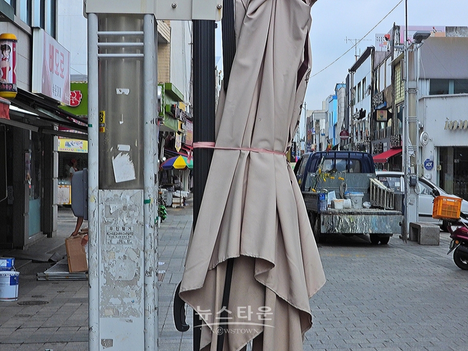 원주 중앙로 문화의 거리에 “대형 그늘막은 無用之物