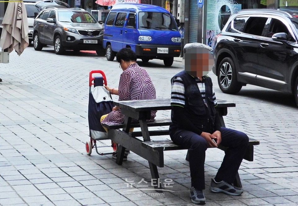 원주 중앙로 문화의 거리에 “대형 그늘막은 無用之物