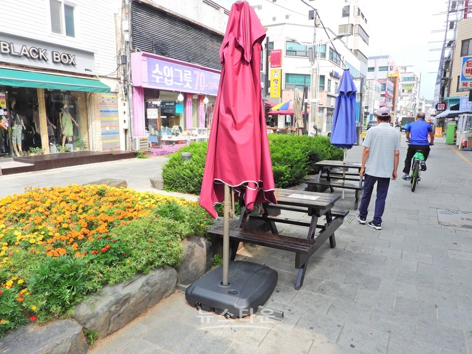 원주 중앙로 문화의 거리에 “대형 그늘막은 無用之物