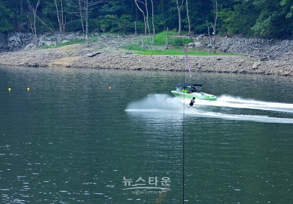 문막 반계저수지의 철골구조물