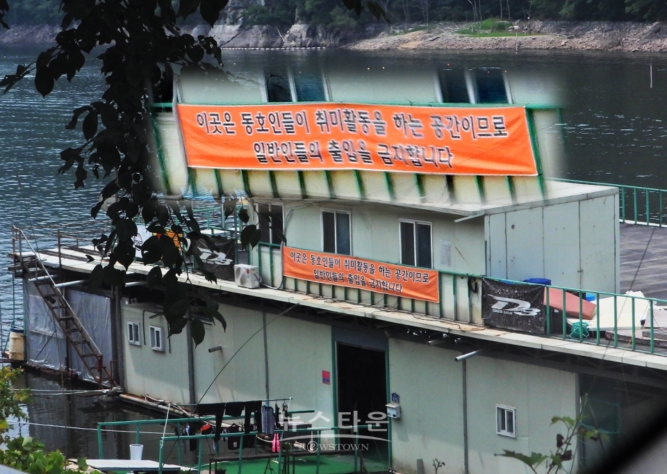 문막 반계저수지의 철골구조물