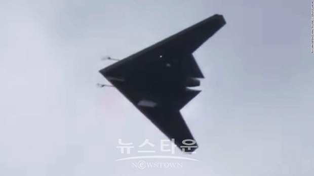 적의 레이더망을 뚫는 스텔스 성능을 갖고 있으며, 최고 속도는 시속 약 998㎞로 비행이 가능한 제트 엔진을 탑재했고, 중량은 20톤으로 정찰용 기기 등도 장비할 수 있다. 이 드론은 수많은 군용기 제조를 하고 있는 수호이 개발했다.