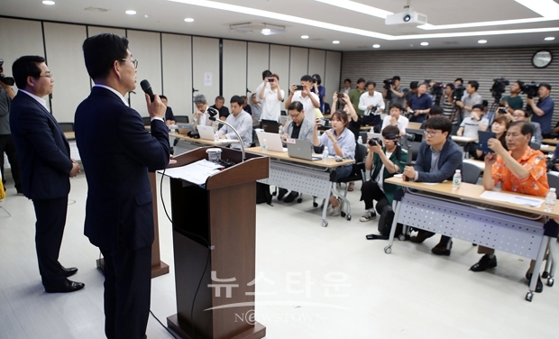 양승조 충남지사와 오세현 아산시장이 8월 12일 오후, 아산시청 브리핑실에서 유성기업 사태의 조속하고 평화로운 해결을 촉구하는 공동제안을 발표했다.