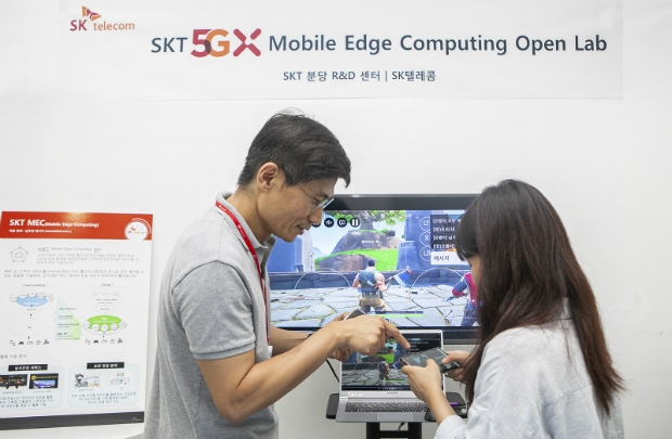 SK텔레콤 연구원들이 분당 소재 ICT기술센터에서 '5GX MEC' 기반 게임&방송 플랫폼 'Watch&Play'를 개발하고 있는 모습