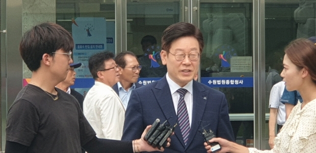 수원고등법원에서 열린 항소심 결심공판에 출석한 이재명 지사가 재판장에 들어가기 전 기자들의 질문을 받고 있다.