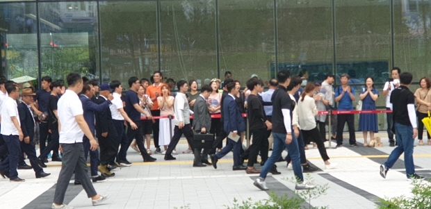 수원고등법원에서 열린 항소심 결심공판에 출석한 이재명 지사가 지지자들과 함께 항소심 재판장을 향해 가고 있다.