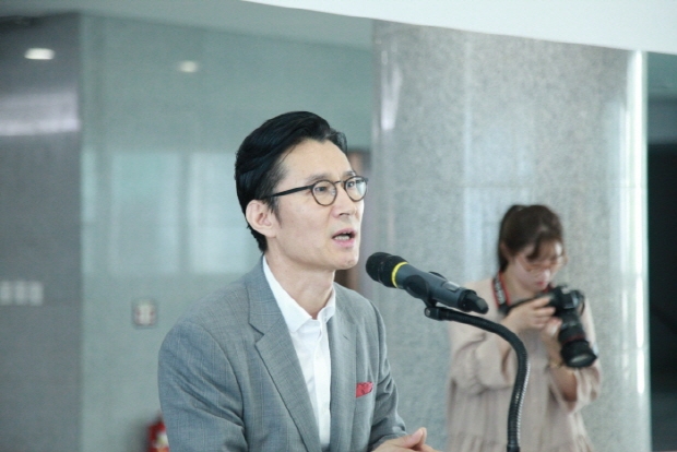 (사)한국미술협회 이범헌 이사장이 축사를 하고 있다.
