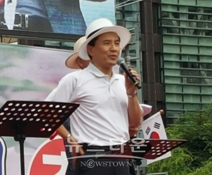 김진태 의원이 74주년 기념 광복절 태극기 연합집회에서 연사를 하고 있다