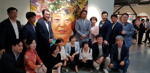 안혜영 부의장이 위안부 특별전 오프닝행사에 참석하여 기념촬영을 하고 있다.