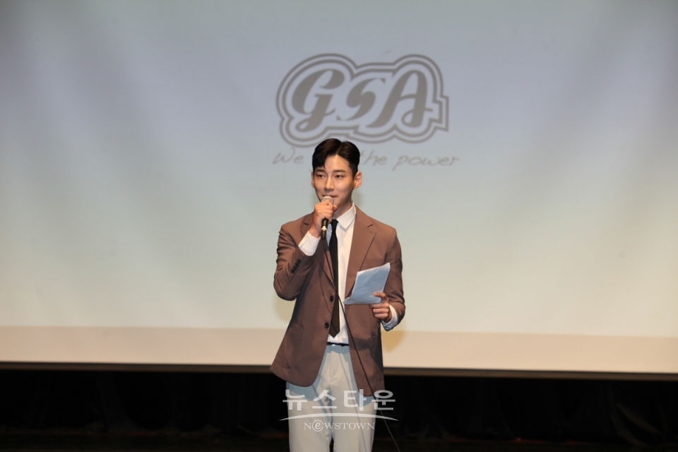 걸그룹 소녀주의보 쇼케이스 사회를 깔끔하게 진행한 배우 오세현