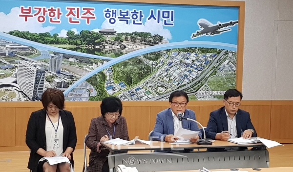 복지여성국 관계자들이 시청 브리핑룸에서 시책 설명을 하고 있다.
