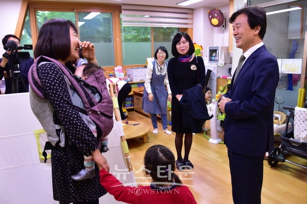 조규일 시장이 24시간 시간제 보육사업과 관련해 시민과 면담하고 있다.