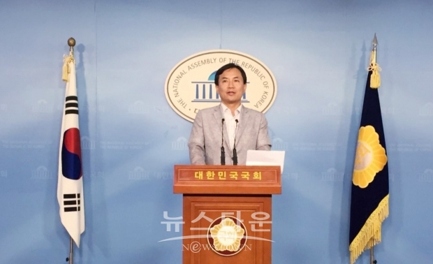 자유한국당 김진태 국회의원이 26일, 국회 정론관에서 조국후보, 대학교수 임용 특혜 .아들 학교폭력에 갑질 의혹제기 기자회견