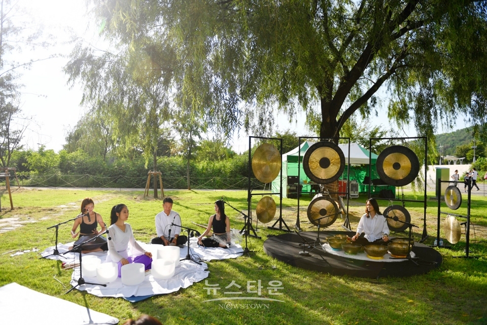 (사진설명: 원더러스트 선라이즈 스튜디오 정유경 강사의 사운드 배쓰 힐링)