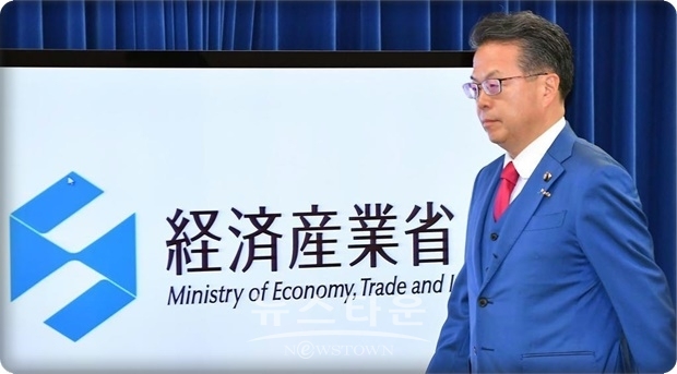 세코 히로시게 (世耕弘成) 경제산업상(위 사진)은 이날 각의 후 열린 기자회견에서 이 같이 밝히고, 한국에 대한 수출 관리 엄격화 정책을 “엄숙하고 조용하게 운용해 나갈 것”이라고 말했다.