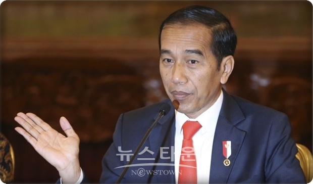 조코위 대통령(위 사진)은 수도 이전 관련 법안을 조속히 마련하겠다고 덧붙였다. 위도도 대통령은 오늘 담화에서 “독립한 지 74년 된 큰 나라로서 인도네시아는 스스로 수도를 정해본 적이 없다. 자카르타가 정부, 경제, 금융, 무역 중심지로 지는 부담이 너무 무겁다”고 강조했다.